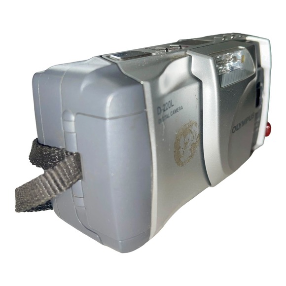 Poloroid 35 Film 300 AF and Olympus D-22L Digital Cameras - Picture 10 of 13